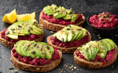 Авокадо и свекла — вот в чем секрет: эти бутерброды хочется есть каждый день — сделайте завтрак незабываемым