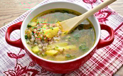 Теперь куриный суп уплетают в момент: новые ингредиенты дали потрясающий результат — ловите секретик