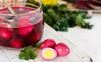Маринованные перепелиные яйца: эта яркая закуска на столе никогда не задерживается — приготовьте побольше, а то на всех не хватит