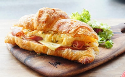 Когда привычный завтрак набил оскомину, этот сэндвич спасет ваше утро — начните день с гастрономического восторга