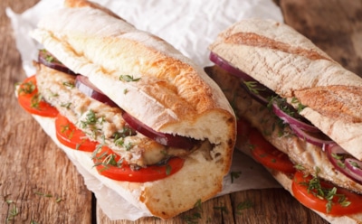 Бургер больше не в моде: за этим хитом стамбульского стритфуда выстраиваются километровые очереди — вы сможете сделать сами