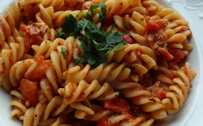 Люблю вкусно есть, а мыть посуду — нет: готовлю эти потрясающие макароны именно так — и бед не знаю