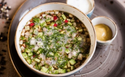 Квас с кефиром уходят в прошлое: в окрошке теперь пузырится кое-что покруче — пробуют даже скептики