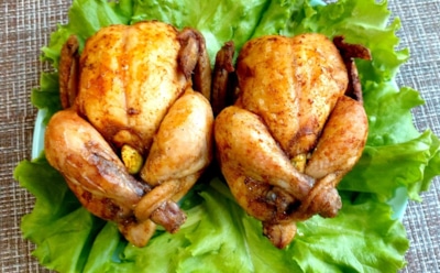 Эта вкусная курочка заткнет собой рты даже критикам: готовьте сразу две — одна точно не доживет до подачи