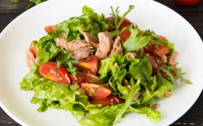 Рецепт простой, зато вкус незабываемый: этот легкий салат с тунцом к месту в любом меню — попробуйте уже сегодня