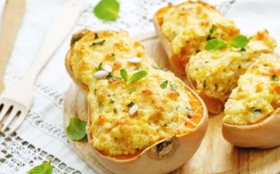 Едим и любуемся: эта фаршированная тыква не только невероятно вкусная, но и украшением стола служит — можете сами убедиться