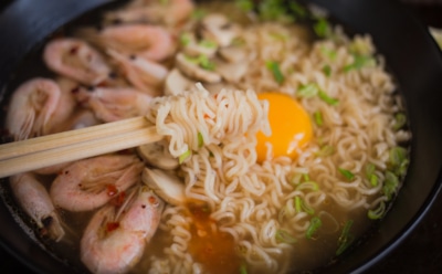 Из студенческой грусти — в ресторанный хит: такой лапшу быстрого приготовления вы точно не видели — достойно даже гурманов