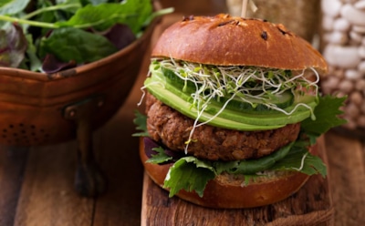 Мясоедам и не снилось: вегетарианский бургер с огня, который заставит забыть о шашлыке — такого сочного перекуса у вас еще не случалось