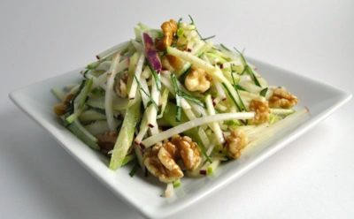 Больше калорий на жевание: от этого легкого пп-салата не поправится даже бабочка — включите в меню на летний сезон