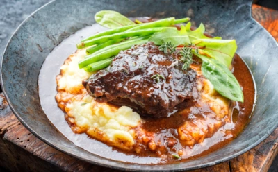 Когда-то кормили бедняков, теперь подают в Мишлене: эти говяжьи щеки просто тают во рту — они покажутся вам лучше любого стейка