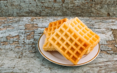 Не люблю возню с тестом, но от этих вафель просто нереально отказаться: делаются за минуты и поражают ароматом — лучше, чем в кафе