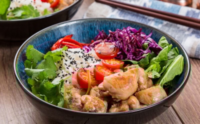 Пока остальные жарят котлеты, я уже ем поке: это блюдо с курицей на вкус как отпуск — отправьтесь в гастрокруиз, не покидая дом