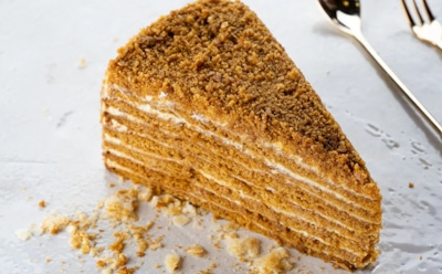 Такой тортик можно скушать и на диете: этот «Медовик» без яиц и капли масла не испортит вашу талию — и на вкус нежнее оригинала