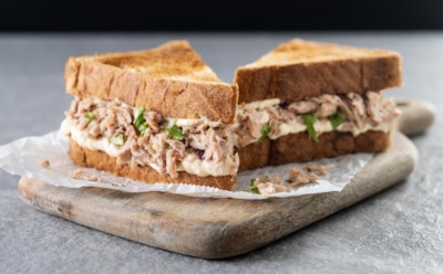 Колбаса и сыр забыты: этот восхитительный сэндвич сжигает голод без остатка — его рецепт прост как три копейки