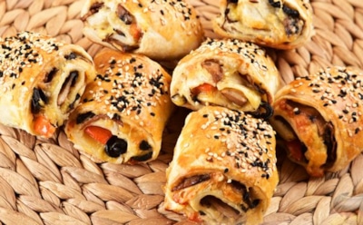 Слоеные рулетики с оливками и сыром: эта закуска спасет любую вечеринку — готовьте сразу двойную порцию, а то гости передерутся