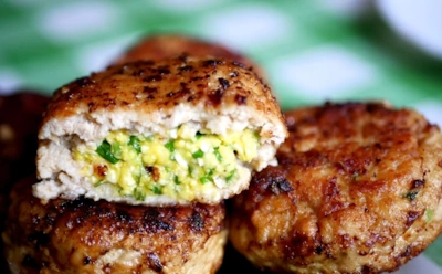 Про другие котлеты давно забыли — готовим теперь эти: они прячут свой главный секрет внутри — доберитесь до него