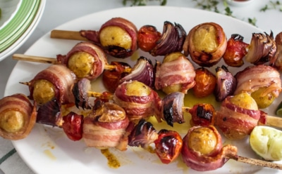 Когда привычные шашлыки надоели — время экспериментировать: эта картошка вытеснит мясо с вашего пикника — оторваться невозможно