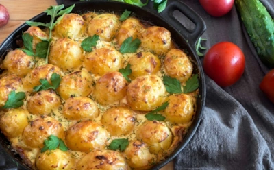 Сливочная атака на ужин: эта молодая картошка в сырной шубе просто сносит крышу — вы точно забудете про мясо и гарниры