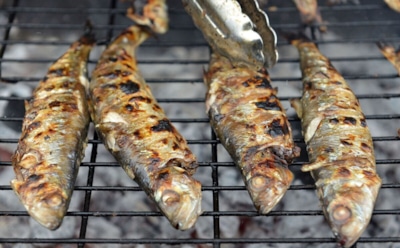 Всегда знаю, чем угостить гостей, пока все ждут шашлык: эта жареная мойва и время скрасит, и вкусом порадует — не хуже главного блюда