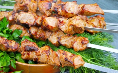 Знакомый поделился секретом шашлыков: этот маринад превратит мясо в шедевр мишленовского уровня — добавьте свежести пикнику