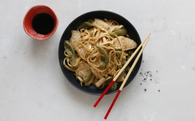 Новое слово в лапшеварении: этот удон в арахисовом соусе просто не оставляет шансов скучной еде — встряхните свои рецепторы