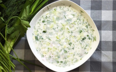 Ни колбасы, ни яиц — и все равно это окрошка: грибной вариант летнего супа уже покоряет кухни — не отставайте от тренда, пробуйте