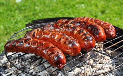 Когда готовлю — слюнки текут у всех соседей: этот рецепт превращает грибы и сосиски в гастрономический взрыв — приготовьте на гриле