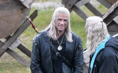 Новый Геральт в деле: Лиам Хемсворт примерил кожанку Ведьмака — свежее фото со съемок