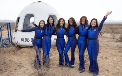 Расплата за кайф в невесомости: дерматолог рассказала, во что превратится лицо Кэти Перри после полета в космос