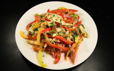 Раз попробовали — теперь круглый год готовим: этот салат покоряет с первой вилки — ваши близкие будут рады угощению