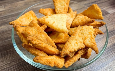 Чипсы больше не нужны — нашли отличную замену: это сырное печенье заставит забыть о любом другом перекусе — насладитесь хрустом
