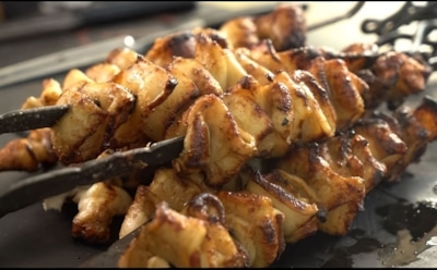 Устали от свинины с говядиной — время кальмара: эти шашлыки разлетаются в момент — удивите гостей за считаные минуты