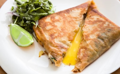 Если надоели обычные пирожки — готовим тунисские: эти аппетитные брики все уплетают за обе щеки — идеально для сытного перекуса