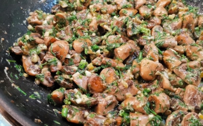 За 15 минут творю волшебство на кухне: от таких грибочков гостей за уши не оттащишь — посмотрите на шампиньоны в новом свете