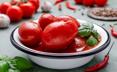 Свекровь научила рецепту — мужчины в восторге: эти помидорчики заменили все закуски в доме — приготовьте шедевр за 2 дня