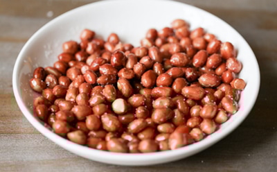 Орешки больше не покупаем — делаем дома: этот жареный арахис покорил весь мир — теперь вы можете готовить его сами