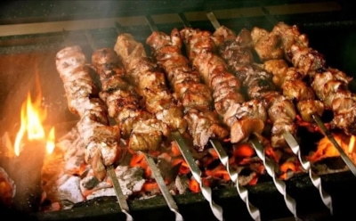 Приспособился делать шашлыки по-новому: этот необычный маринад делает мясо невероятно вкусным и нежным — узнайте секрет рецепта