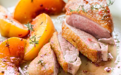 Курица банальна, вот утка — другое дело: такая грудка идеально впишется в любое праздничное меню — гостей будет не отогнать