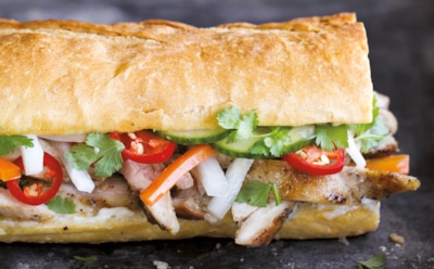 Больше не нужны бутерброды — готовим бань ми: этот бомбический сэндвич рвет остальной фастфуд в клочья — добавьте огонька пикнику