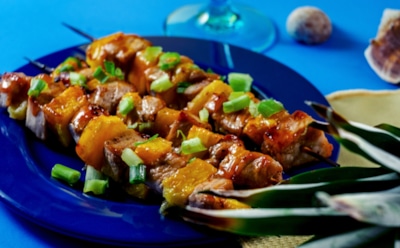 К шашлыку подходим с гавайским размахом: такую свинину с ананасами высоко оценят и в ресторане — а уж гости точно будут в восторге