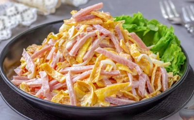 Так блины вы еще не ели: этот восхитительный салат заставит по-новому взглянуть на привычную выпечку — тарелка пустеет в мгновение ока