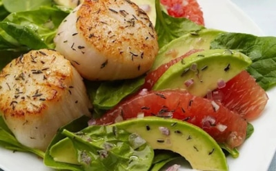 Когда не хочется окрошки и оливье — делаю так: этот фруктовый салат с гребешком заряжает энергией и витаминами — яркий вкус с пользой