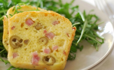 На смену бутербродам пришла выпечка: эти соленые кексики гости полюбили больше сладких — пора добавить пикантности в свое меню