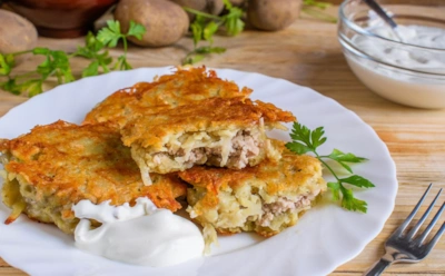 Лучше драников — только драники с начинкой: эти аппетитные хрустящие лепешки заменят полноценный обед — вы забудете про котлеты