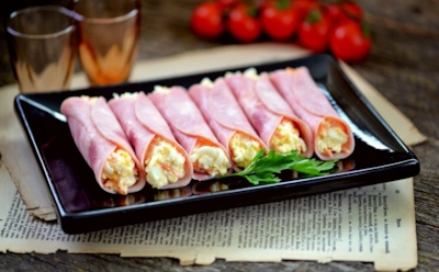 Секрет удачного застолья — в нежной начинке: эти рулетики из ветчины просто тают во рту — и готовятся быстрее, чем закипает чайник