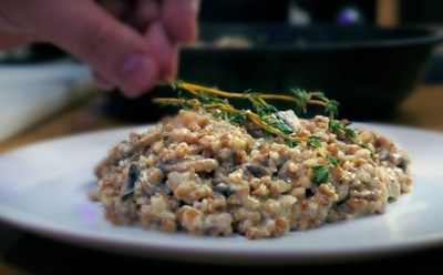 Гречку готовлю с итальянским акцентом: это необычное ризотто невероятно преображает банальную кашу — вы просто не узнаете ее