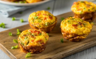 Гости в шоке, ведь десерт вынесли в начале — но есть нюанс: эти маффины не то, чем кажутся — сделайте из сладости отличную закуску