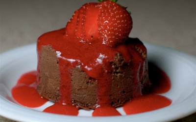 В нашем доме такой десерт — любимый: этот пудинг легко превращает скучную манку в топовое лакомство — дети просто в восторге