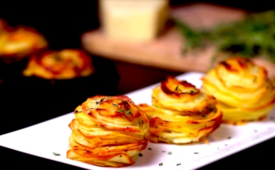 Картошка скучна — ошибаетесь: эти картофельные пирамидки станут главным хитом праздничного стола — только успевай подкладывать