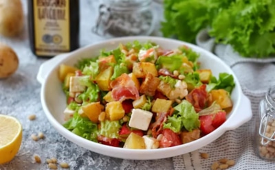 «Мимозу» больше не едим — нашли лучший вариант: этот теплый салат любой перекус превращает в праздник — и готовится за 20 минут